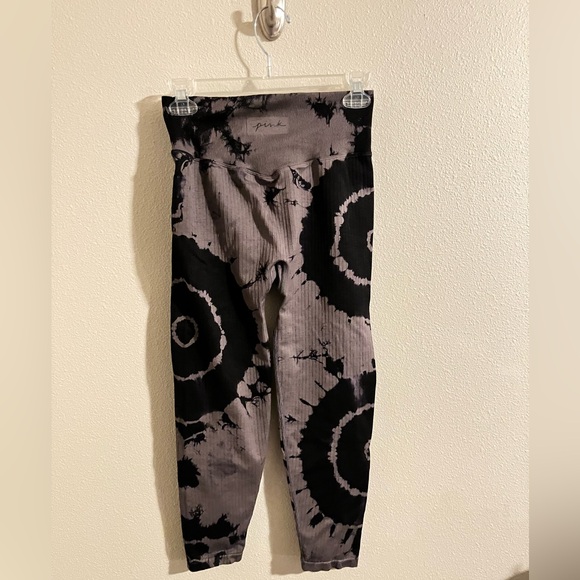 PINK Victoria’s Secret Spiral Tie Dye Ribbed Leggings size medium - Picture 3 of 8